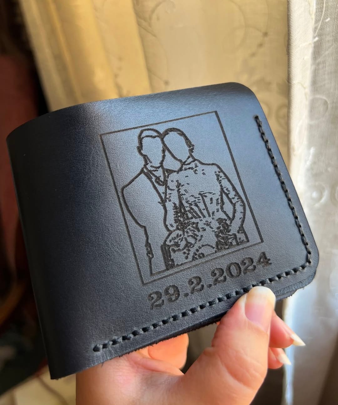Save your favorite date with your favorite photo in the wallet and make it the most beautiful memory